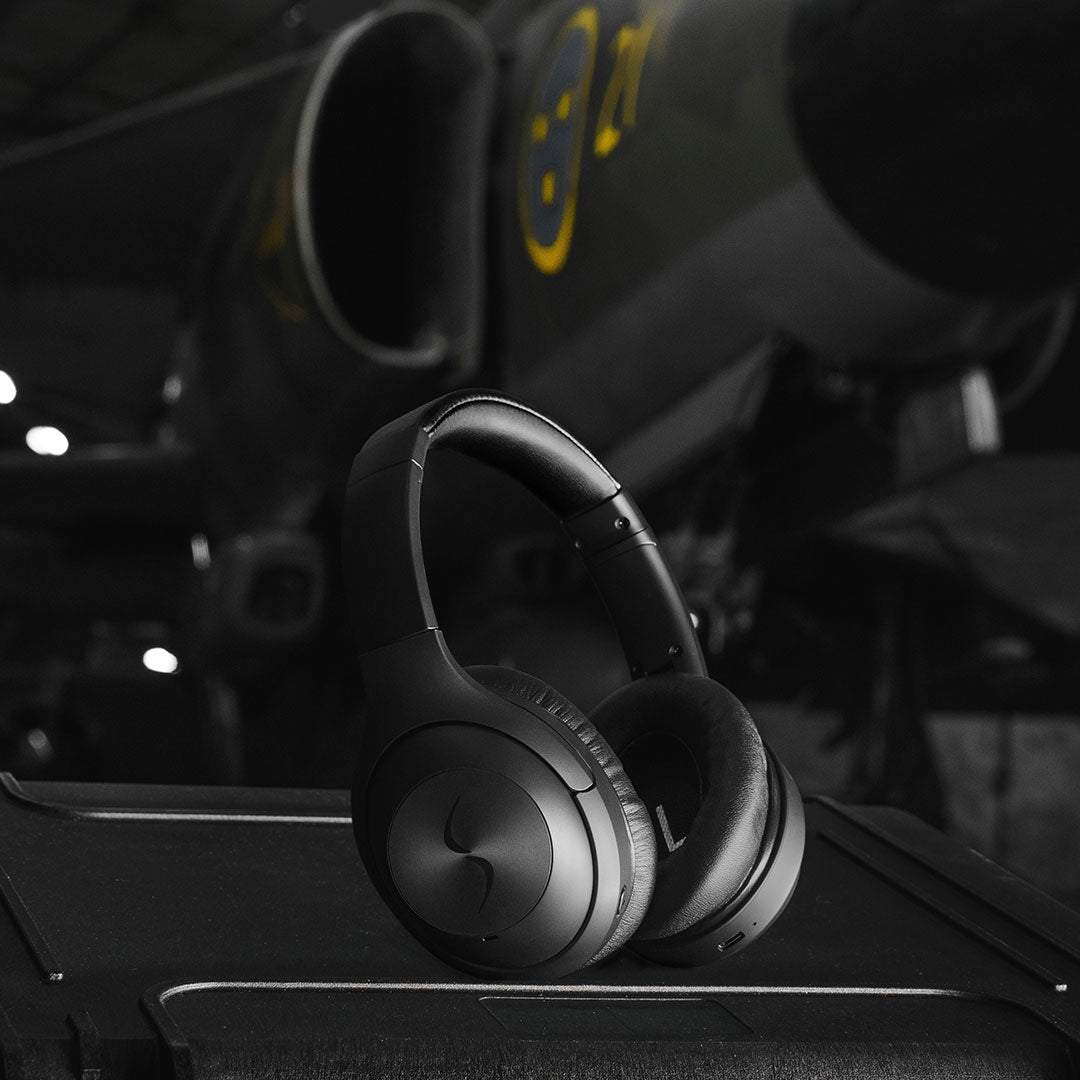 NiTRO-X Over-ear hörlurar framför ett stridsplan - Made off Military DNA